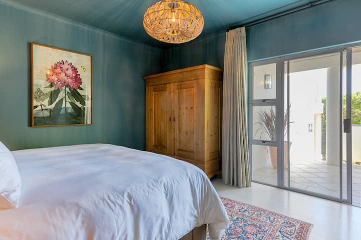 Amplio segundo dormitorio con cama tamaño king y se abre a un gran balcón para disfrutar del aire fresco del mar.