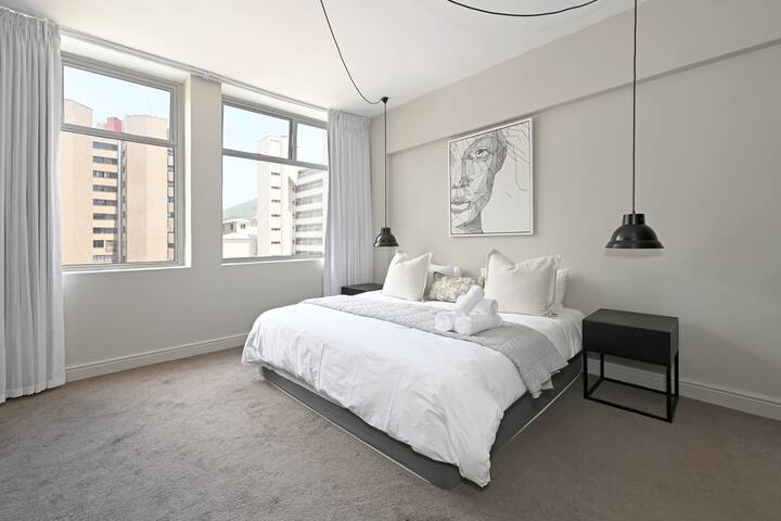 Elevated Luxury 2-Bed Apt with Elevator Access gallery image 4