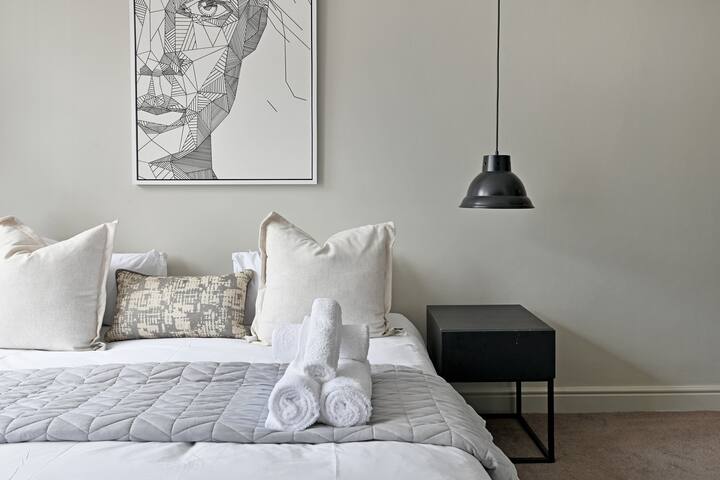 Elevated Luxury 2-Bed Apt with Elevator Access gallery image 3