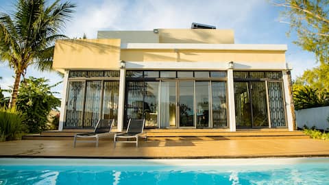 Villa Angelou: Fuga moderna sulla spiaggia con piscina + WIFI