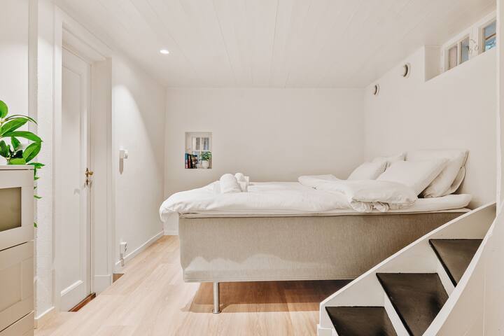 Მყუდრო და თბილი საძინებელი, იდეალური ადგილი ხანგრძლივი დღის შემდეგ დასასვენებლად.