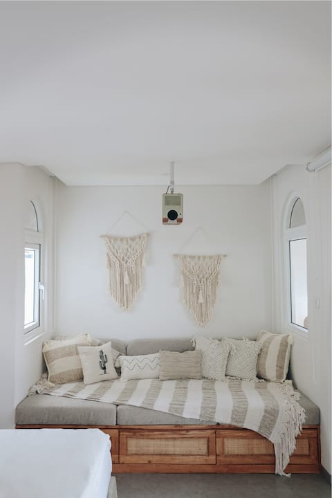 2 Bedroom + FREE 15min Photoshoot at AughiHome Bdg