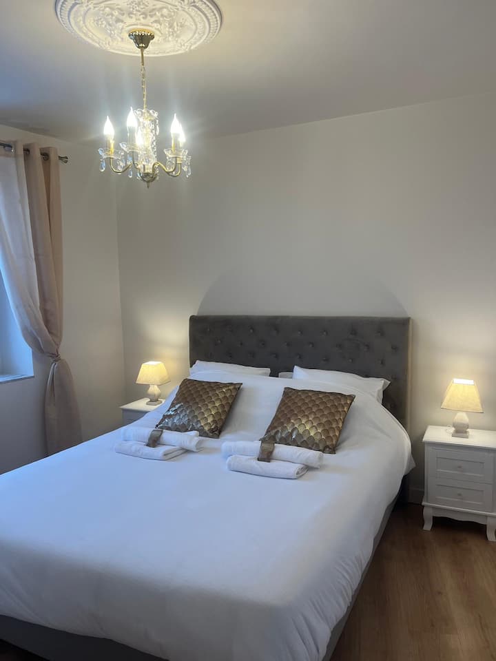 Откријте елегантна соба со барокен шарм, сублимирана со прекрасно обликување на таванот и рафинирана декорација. Новата и француската квалитетна постелнина гарантира оптимална удобност за исклучителен престој.