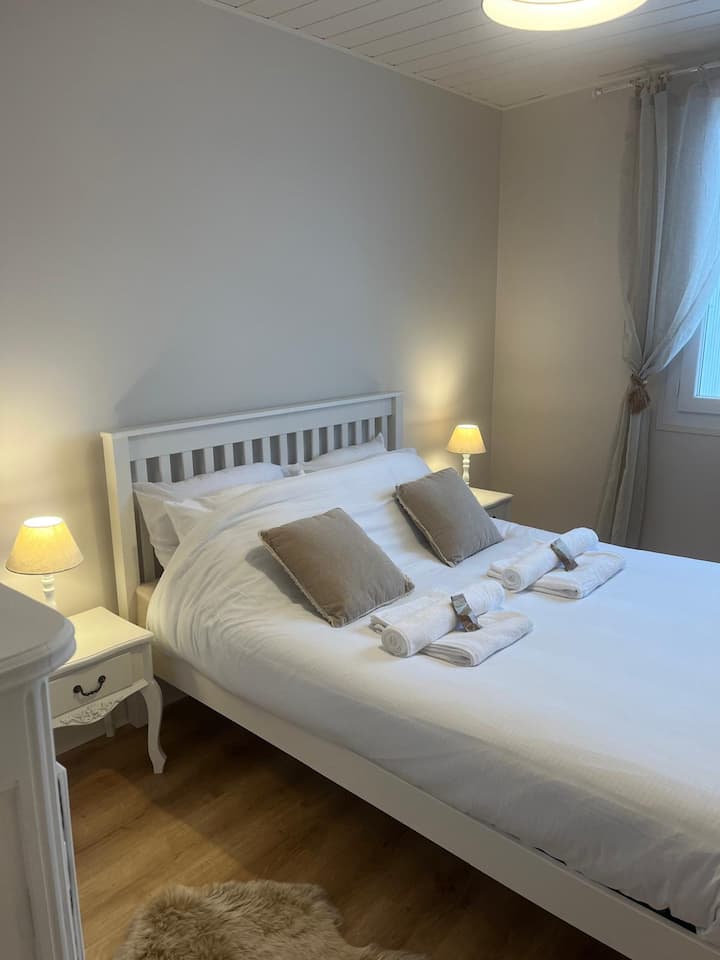 Уживајте во оваа чиста и елегантна соба во мека бела боја и ленени тонови за смирувачка и релаксирачка атмосфера. Новата постелнина со француски квалитет обезбедува оптимална удобност за релаксирачки престој.