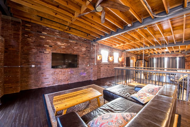 The Lions Lair (New Loft Style Home In Stl) - City Museum, St. Louis