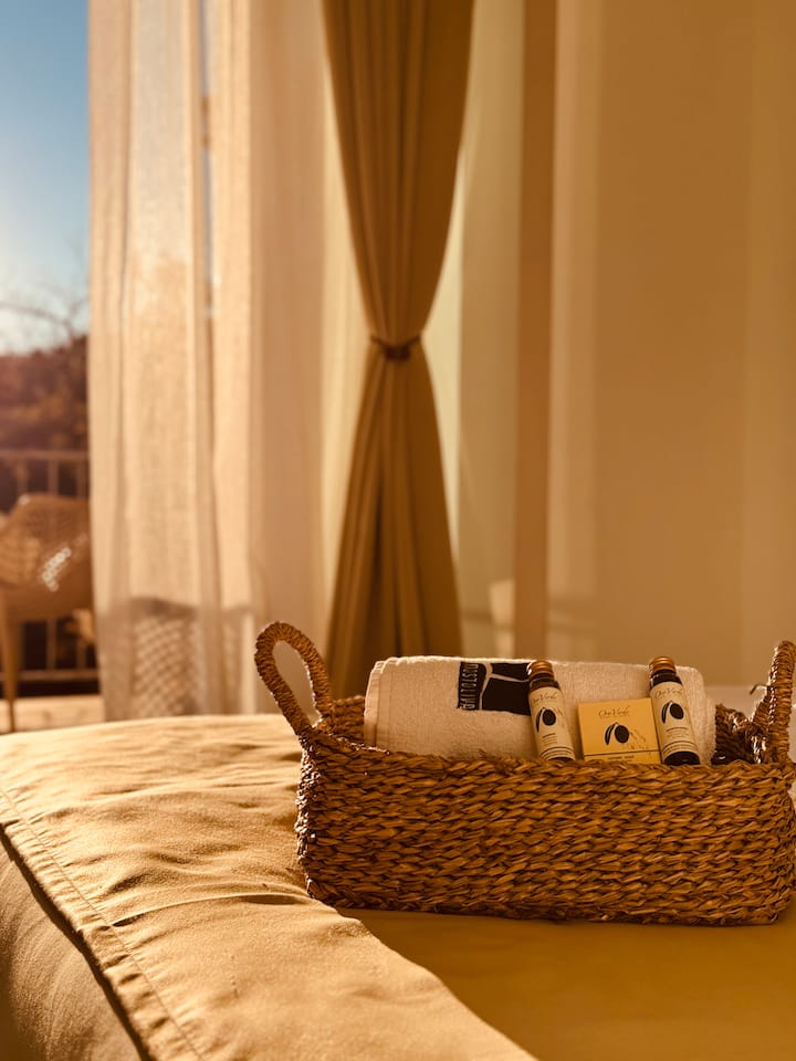 مناشف وجل استحمام وشامبو عليها لافتة موستوليفا