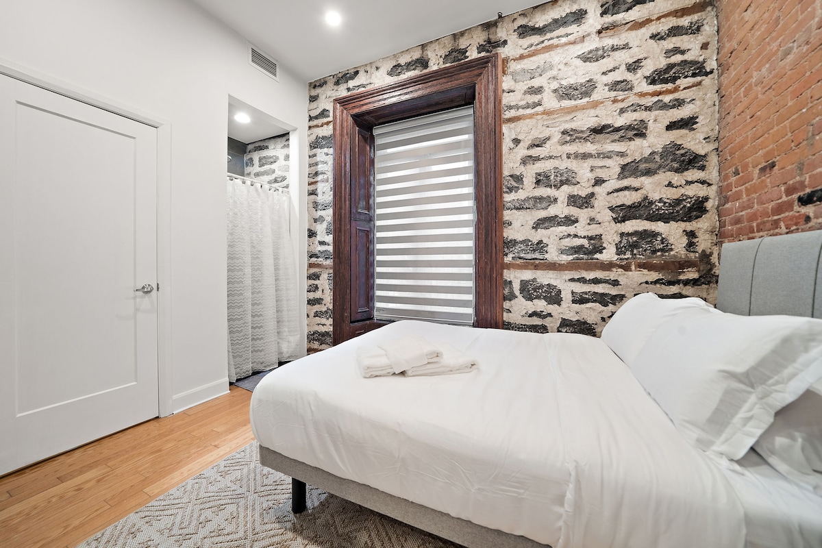 Spavajte mirno u prostranoj spavaćoj sobi s bračnim krevetom, svježom bijelom posteljinom, ukrašenim uzglavljem i roletama za zamračivanje. Ima drvene podove, noćni ormarić, dovoljno prostora za pohranu i praonicu rublja u sklopu smještaja. Savršeno za parove ili poslovne putnike.