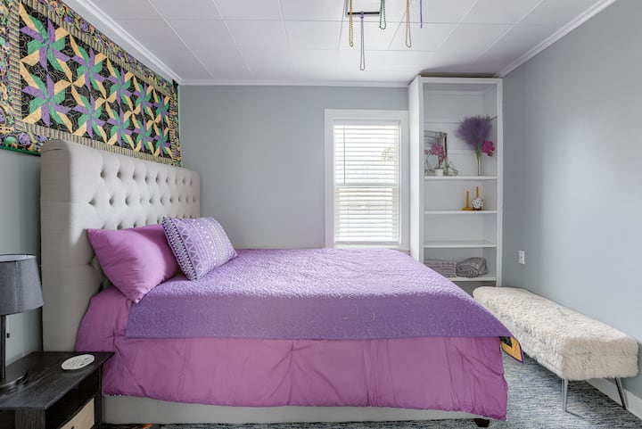 Კეთილი იყოს თქვენი მობრძანება ახალ ორლეანში, თემატური დედოფლის ზომის ოთახში! Აქვეა კარადა საკიდებით. 