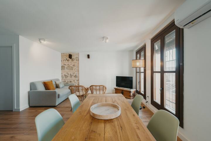 Comedor con ventanas al casco histórico: aire acondicionado y calefacción.