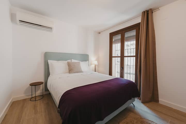 Dormitorio 1 con aire acondicionado frío/calor: perchas y espacio para la ropa.