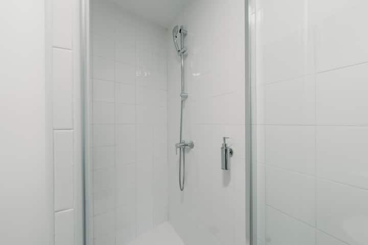 Baño completo 2: plato de ducha con agua caliente las 24 horas.