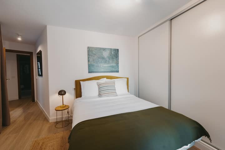 Dormitorio 2 con armario empotrado: perchas y espacio para guardar la ropa.