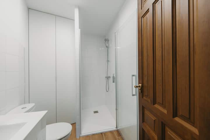 Baño completo 2: ducha con mampara y buena ventilación.