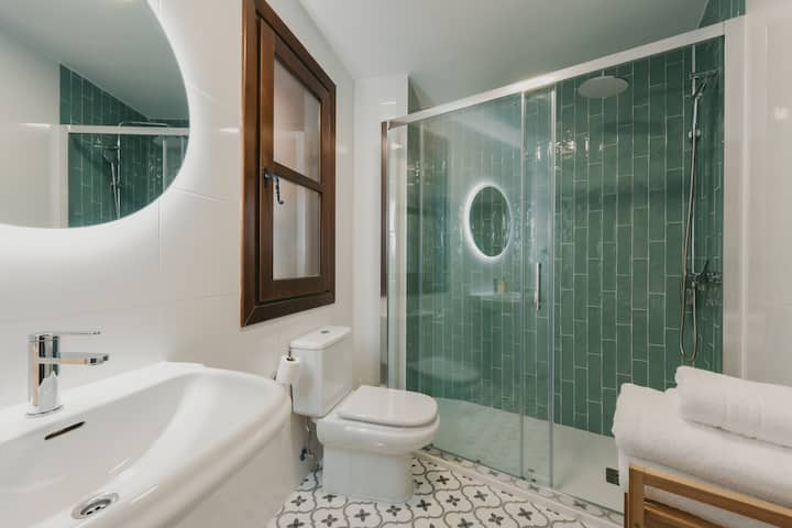 Baño completo 1 con mampara de cristal y agua caliente a cualquier hora.