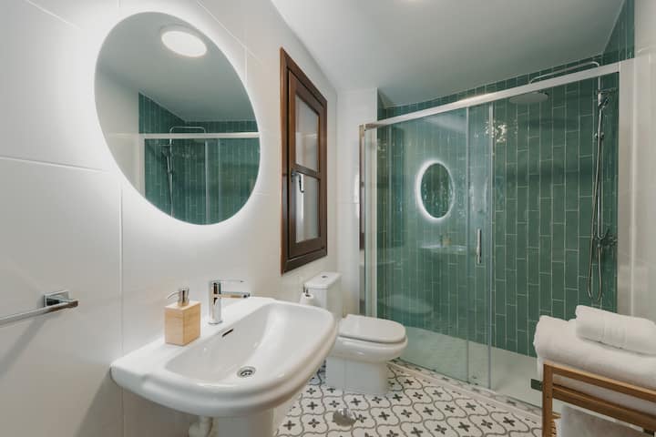 Baño completo 1 con ducha: toallas, gel de ducha, champú y secador de pelo.