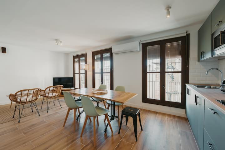 Comedor para 6 con mesa de madera maciza: ideal para cenas de grupo o familia.