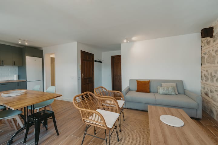 Salón hacia la cocina: mesa para 6, sillas de diseño y calefacción por split.