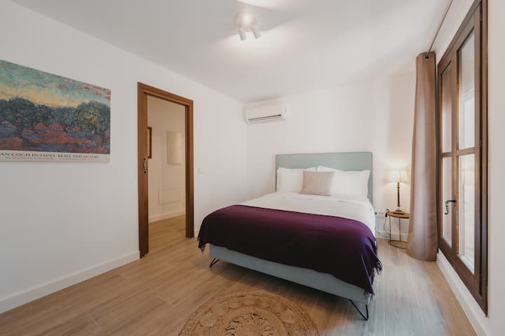 Dormitorio 1 con cama de matrimonio: ropa de cama incluida, mesillas y almacenaje.