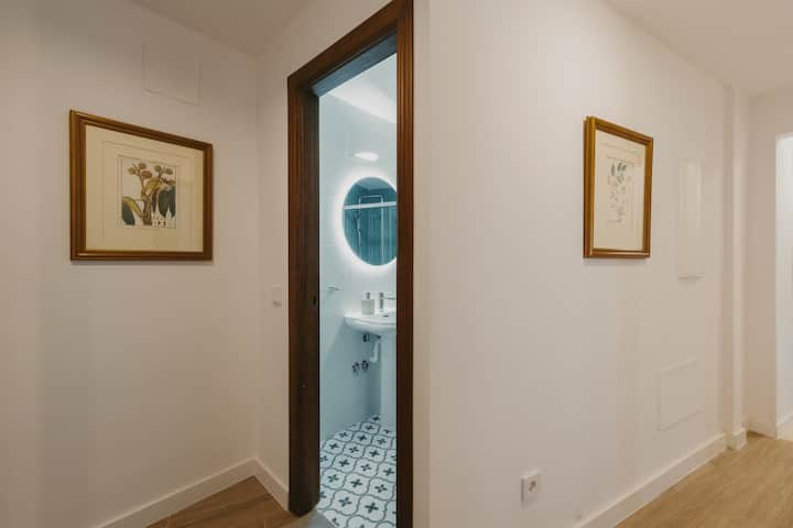Baño completo 1 junto a los dormitorios, con toallas incluidas.