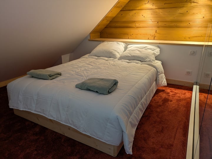 Habitación en altillo, acceso por una escalera inclinada.