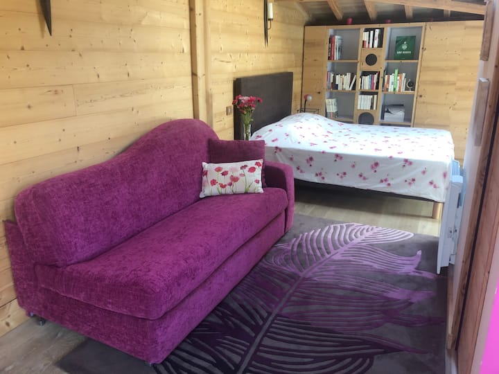 coin salon et détente avec méridienne.