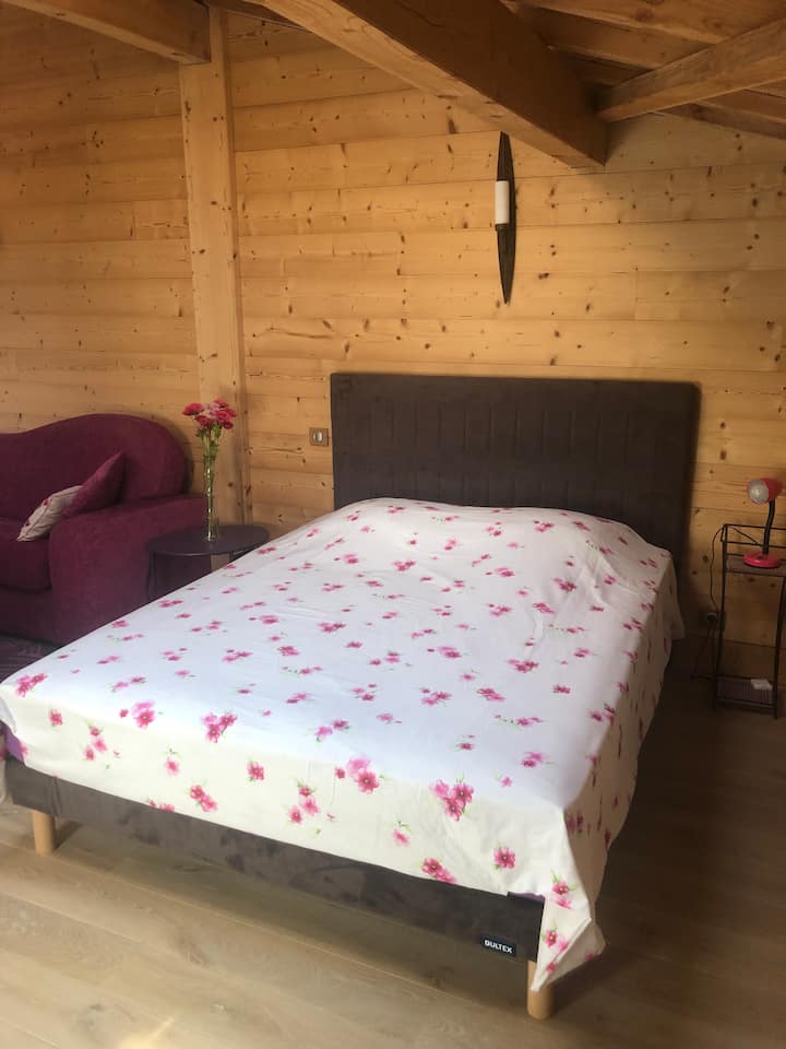 Lit neuf livré le 10 juin 2021 de 160cm tout confort avec accueil moelleux et structure ferme. 