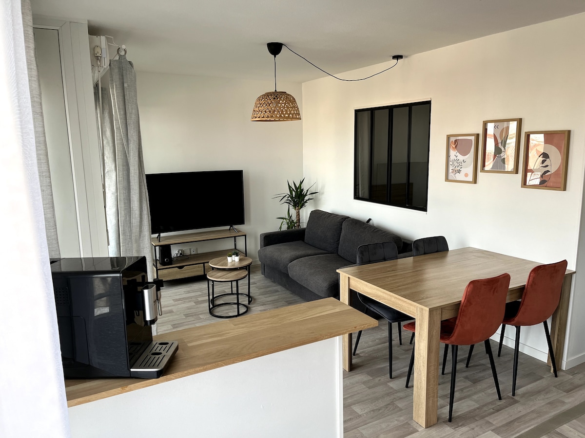 Airbnb con migliori performance: Charming 2-bedroom apartment - Garage - Balcony a Meyzieu