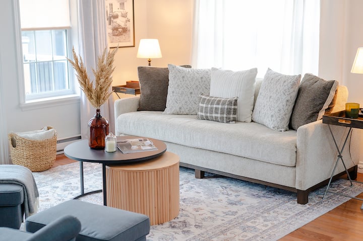 The Place | A Chic Bloomfield Retreat With Hot Tub - Prince Edward County
