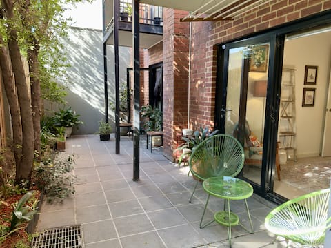 Art-filled 2bd & private terrace - urban oasis