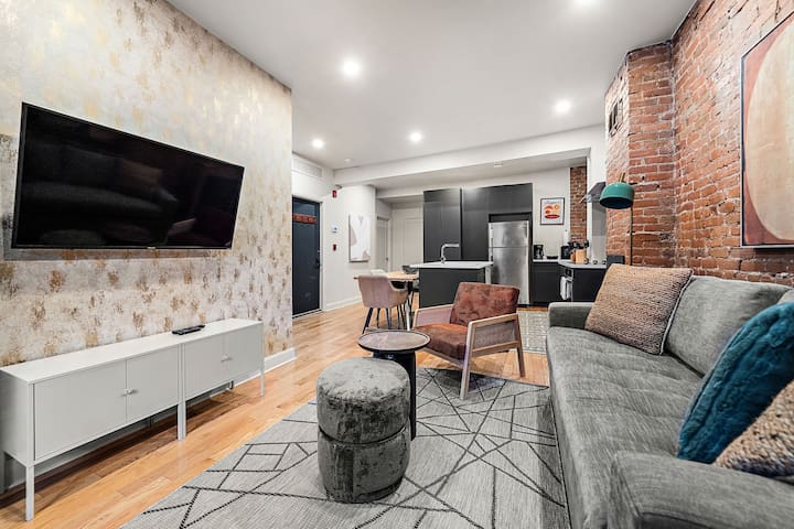 Trendy & Rustic 3 Bedroom Apt Downtown Montreal
