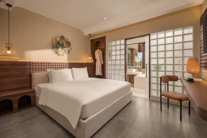 Chumba cha kulala cha kujitegemea kina vistawishi kamili pamoja na bafu la kujitegemea lenye beseni la kuogea na chumba tofauti cha kuogea, chenye mwonekano wa bwawa na mto mkubwa, mzuri sana na wenye hewa safi.