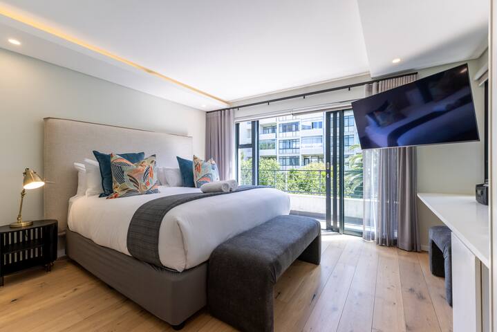 Luxury Sea Point 2 Bed Apartment | Pool gallery image 2