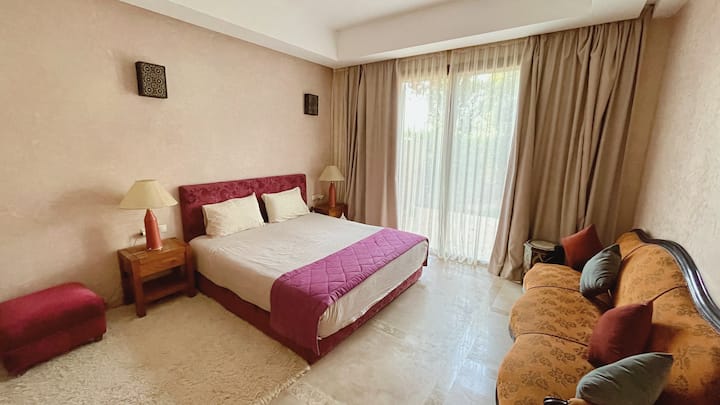 Dormitorio 1: En la planta baja, la suite principal con su cama King Size, su gran vestidor doble y su baño con bañera. 