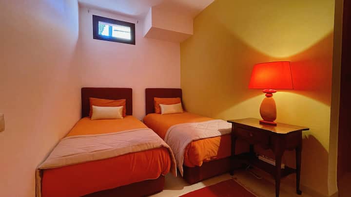 Dormitorio 4 : 2 camas individuales en el sótano con baño 