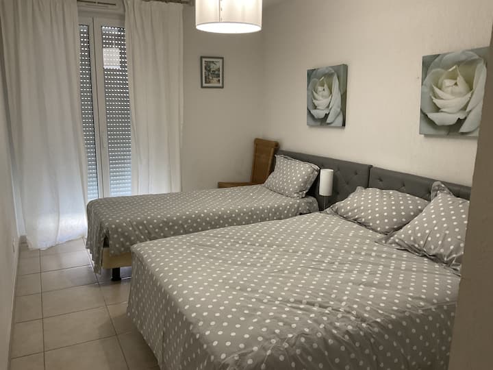 Quarto 2 com uma cama de casal e uma cama de solteiro