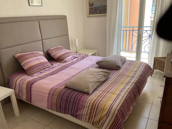 Quarto 1 Cama King com vista para a varanda e jardim interior