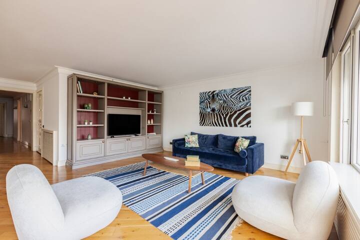 Luxury Modern 3Bed/2.5Bath Central Bright Pad #375 gallery image 3