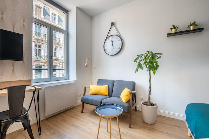 Sebule yenye starehe iliyo na sofa ya plush na televisheni ya ukutani. Inafaa kwa ajili ya kupumzika baada ya siku ya kutazama mandhari!