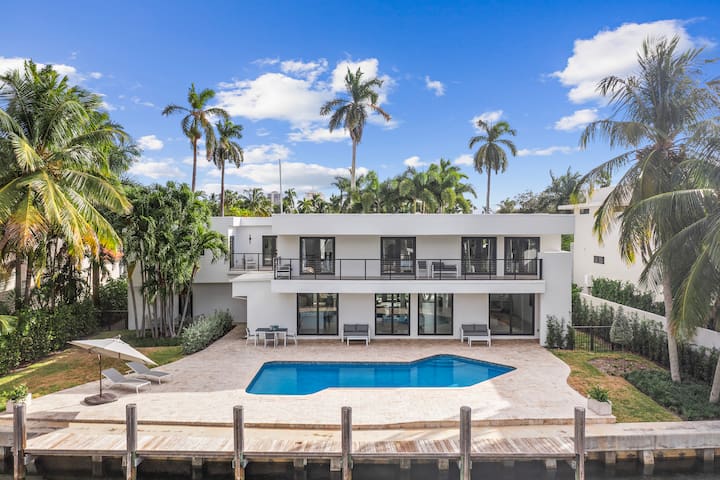 Stunning Luxury Home with Modern Elegance gallery image 3