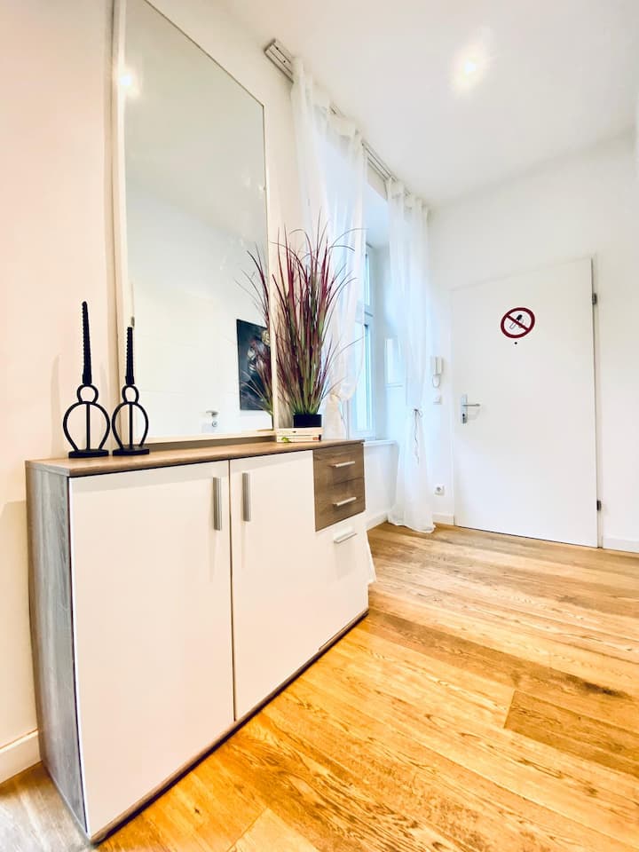 Nice 2br Apt W/balcony, Only 12 Min To Praterstern - Bécs