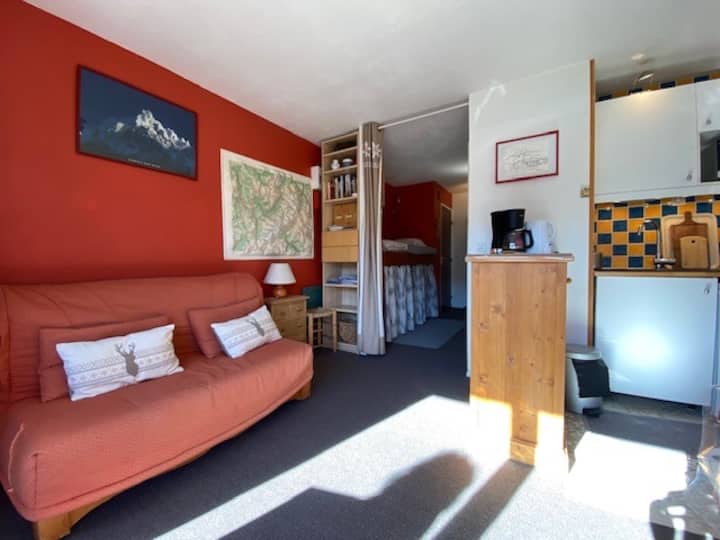 Sala de estar acogedora y cálida con un sofá cama. Zona de comedor y cocina a su disposición. Un pequeño televisor está a su disposición. 