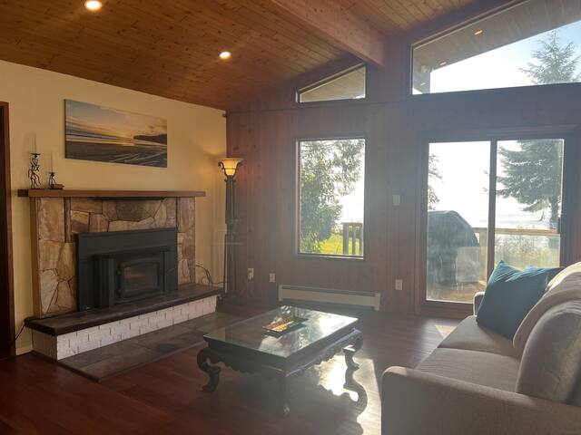 Oceanfront Lodge: Your Private Retreat to Nature gallery image 3