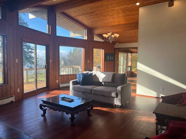 Oceanfront Lodge: Your Private Retreat to Nature gallery image 2