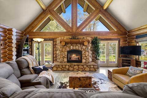 Log Home Retreat, Mins to Glacier & Walk to UTBS