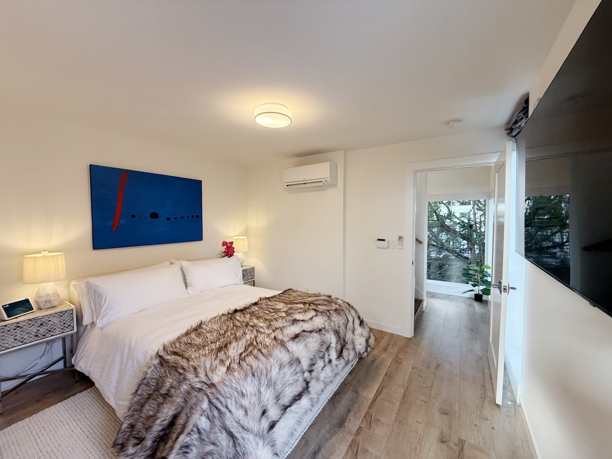 מזרן היברידי פרימיום בגודל קווין סייז עם כריות ושמיכת פוך, מצעים יוקרתיים של ברוקלין ושמיכת פרוות שחזור חומרה. 

חדר ארונות ענק ומתלים למזוודות

תוכנית טלוויזיה ואלכסה בגודל 65אינץ 'עם נטפליקס, דיסני+, טווס ו - Prime TV