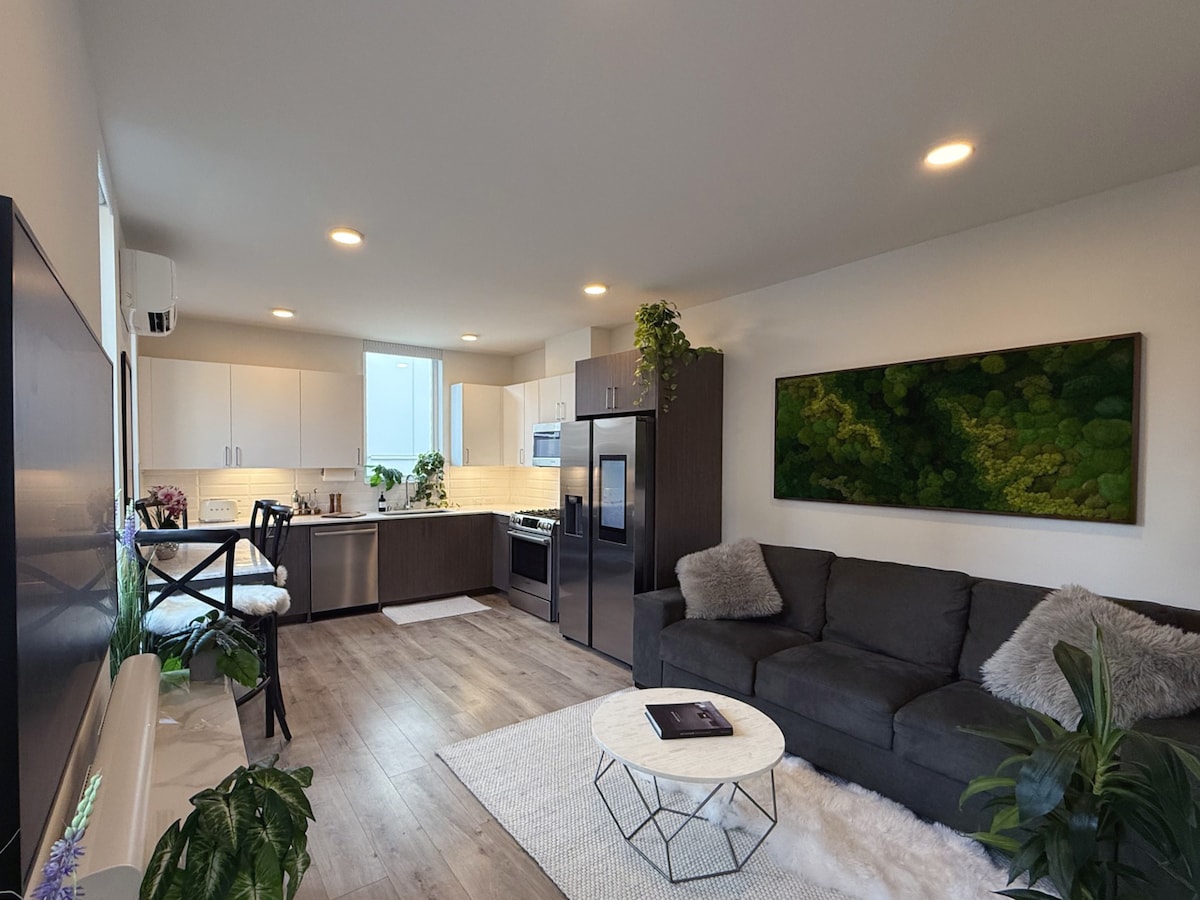 קיר טחב ענק, שטיחי צמר ופרווה, כריות פרווה וספה יוקרתית מעור אמריקאי עם מיטת ספוג בגודל קינג סייז (מצעים מלאים, כריות, שמיכת פוך). טלוויזיה 65אינץ 'עם בר סאונד של Sonos Arc לבידור. 