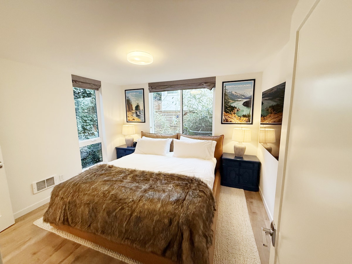 מזרן היברידי פרימיום בגודל קינג סייז עם מזרן למטה, כריות ושמיכת פוך. מצעי יוקרה של ברוקלין עם שמיכת פרוות שחזור חומרה. 

יש ארונות מלאים ומתלים למזוודות

טלוויזיה 65אינץ 'עם נטפליקס, דיסני+, טווס+ ו - Prime TV