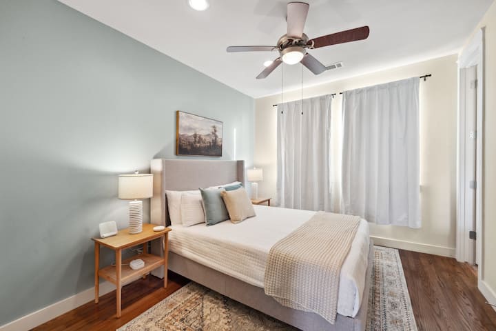 Spálňa s manželskou posteľou na 3. poschodí: manželská posteľ s pamäťovou penou, zvukový prístroj, nabíjacie centrá, zatemňovacie závesy.