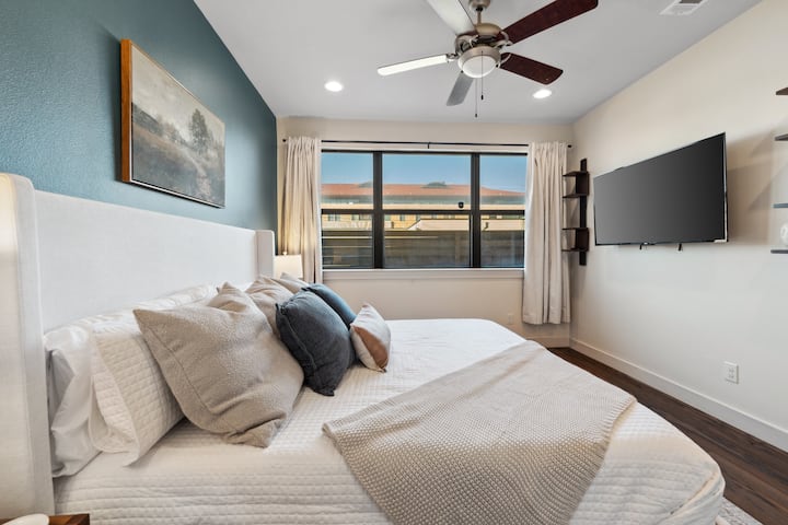 Spálňa s manželskou posteľou King na prvom poschodí: matrac z pamäťovej peny, 55-palcový inteligentný televízor Roku 4K, zatemňovacie závesy, zvukový prístroj, nabíjacie rozbočovače, skriňa s vešiakmi, pripojená kúpeľňa s toaletou.