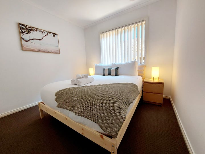 בחדר שינה 2 יש מיטת קווין סייז וארון בגדים כפול מובנה.